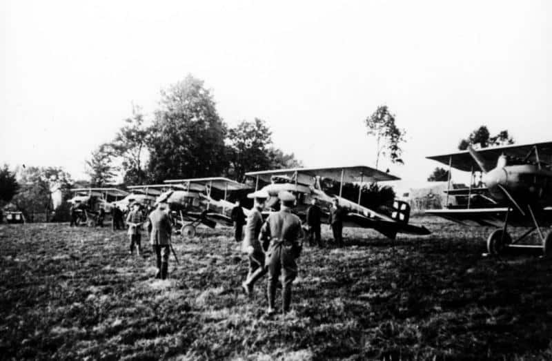 Летчики и механики эскадрильи ВВС Германии Jasta 2 у линейки истребителей Альбатрос D I на аэродроме Бертинкур, север Франции, 1916 г.